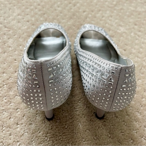 KELLY & KATIE Women’s Silver w/ Stones Doreen Satin Gemstone 2” Heel-Size 6 - Picture 4 of 8